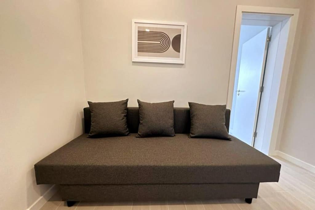 Appartement Modern Retreat With Patio Near The Airport - Oha I