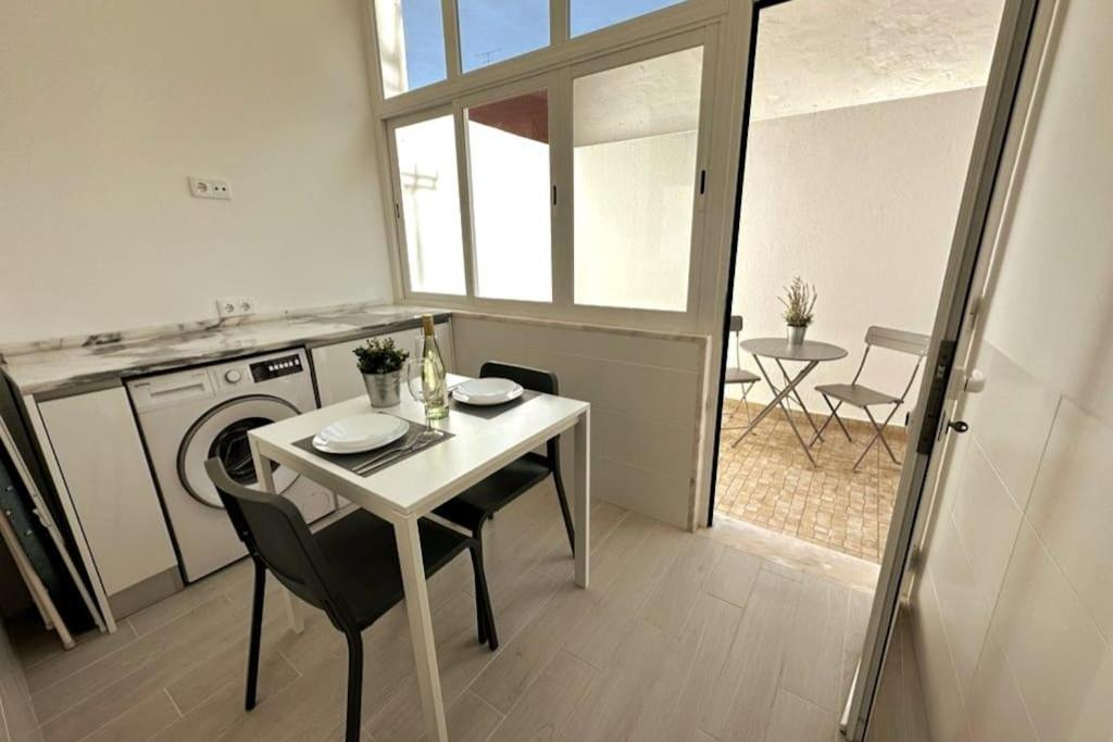 Modern Retreat With Patio Near The Airport - Oha I * Lissabon