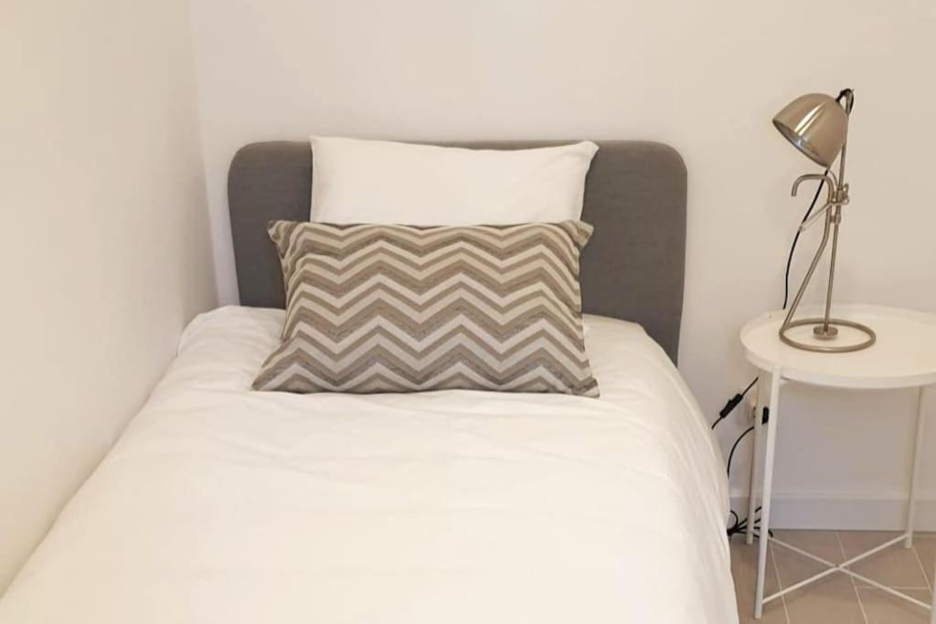 Apartment Modern Retreat With Patio Near The Airport - Oha I Lissabon