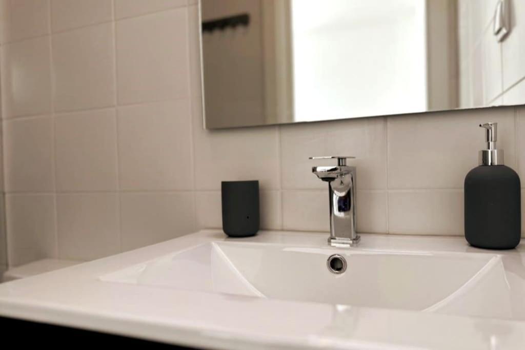 Modern Retreat With Patio Near The Airport - Oha I * Lissabon