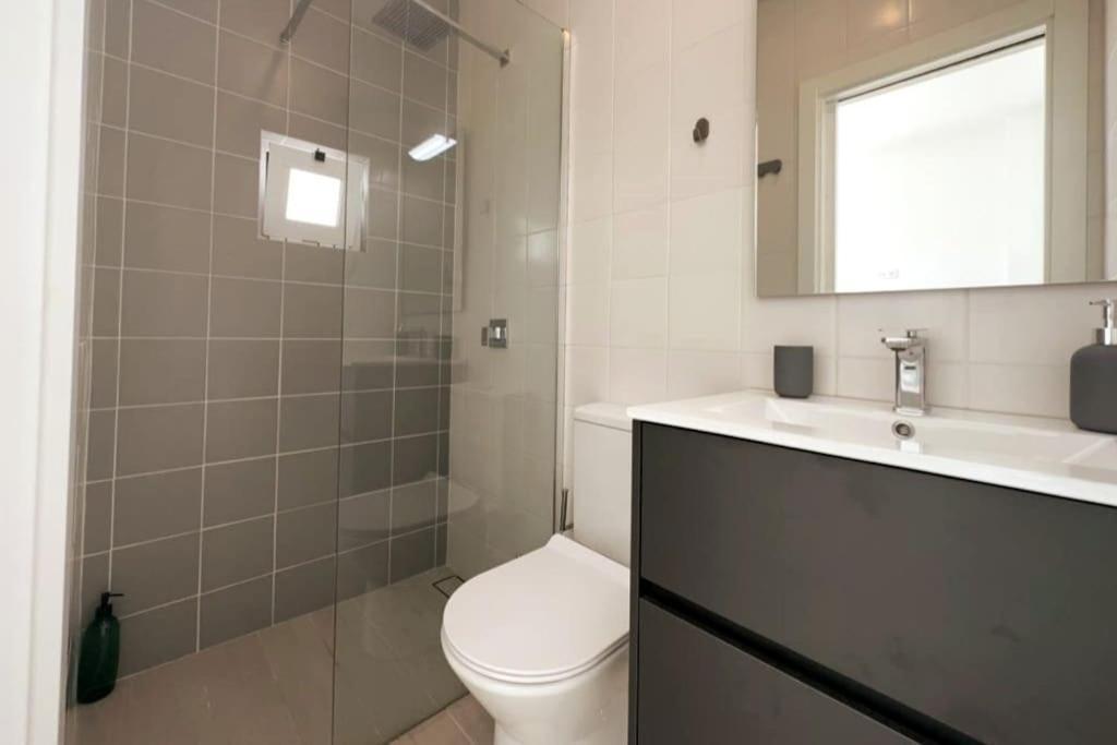Apartment Modern Retreat With Patio Near The Airport - Oha I
