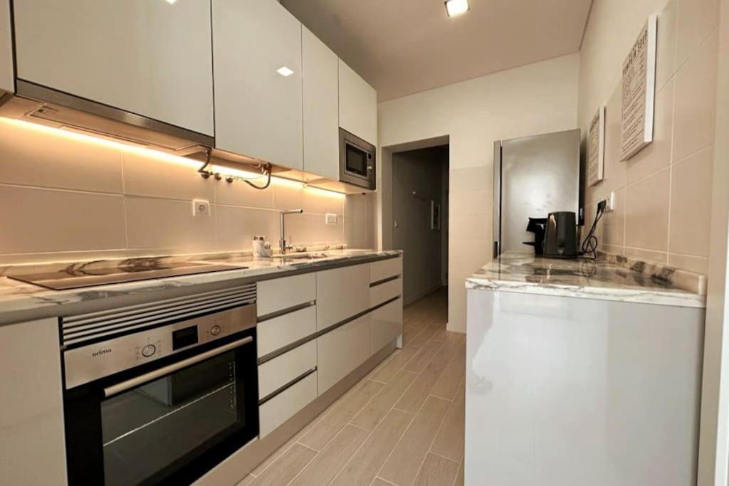 Modern Retreat With Patio Near The Airport - Oha I Apartment